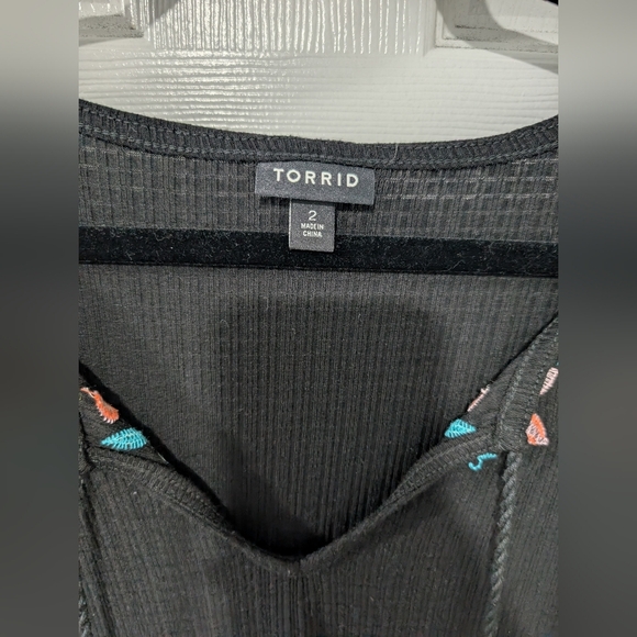 Torrid Fabric Mix Textured Jersey Embroidered Neckline Mesh Flutter Sleeve Top 2 - Picture 3 of 12